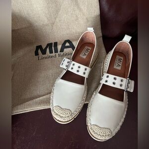 NEW MIA Limited Edition White Valri Espadrille Mary Janes. Women's Size: 6.5.